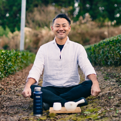 茶畑でお茶を入れる松永浩二