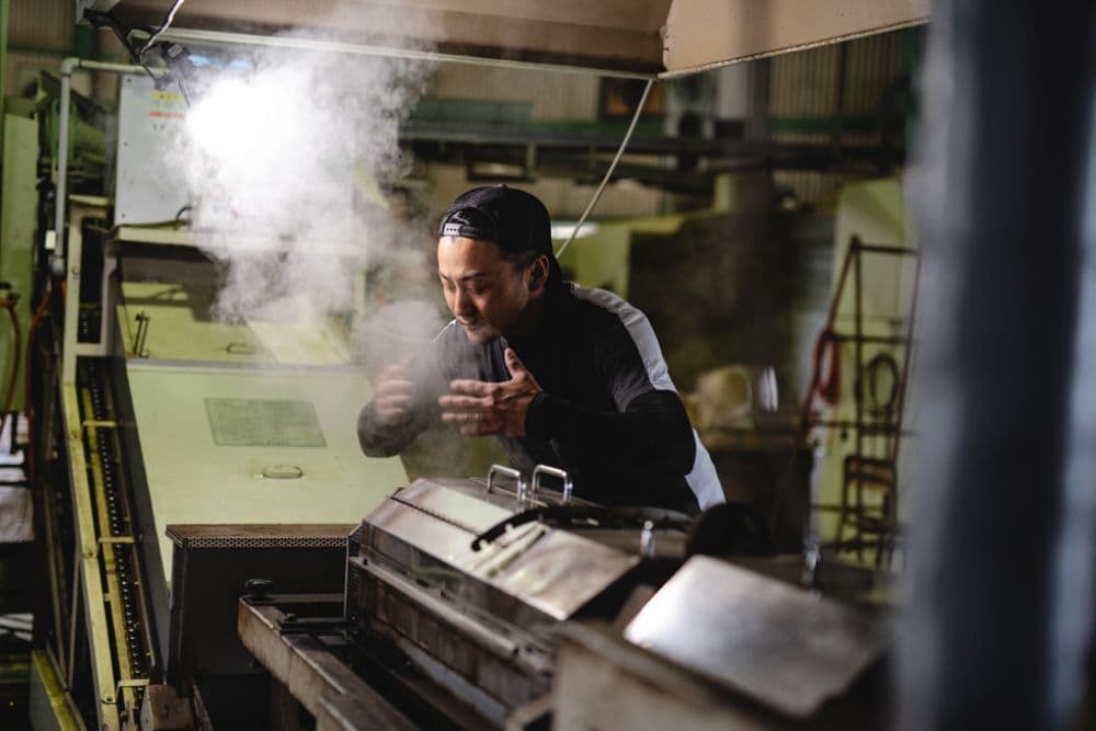 茶葉の香りを確かめる松永浩二