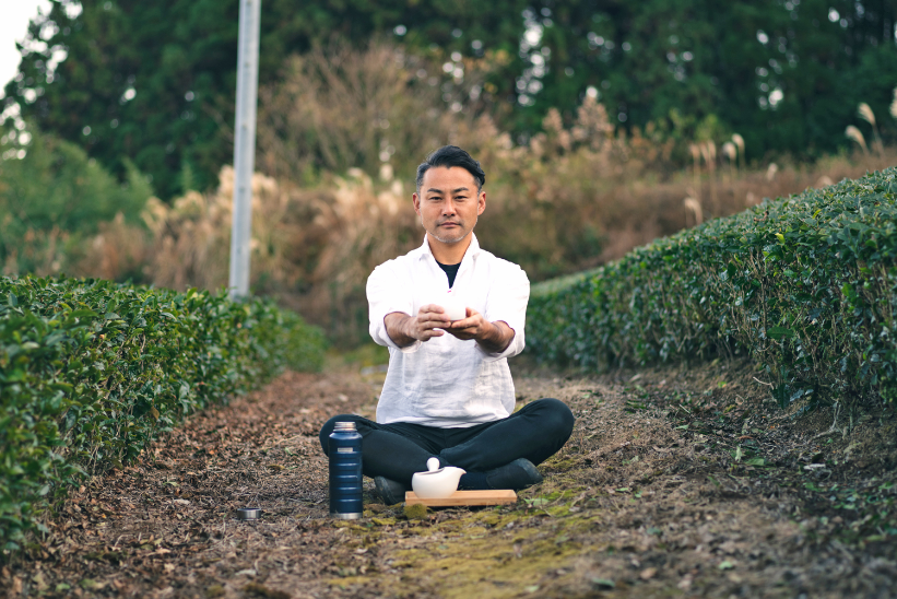 茶畑でお茶を出す松永浩二