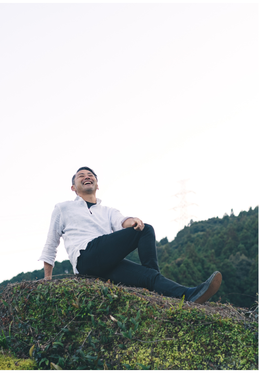 空に向かって笑う松永浩二