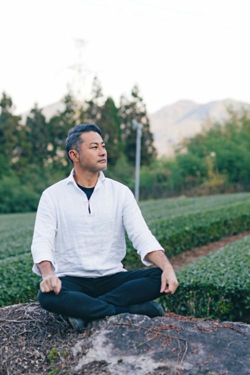 茶畑岩の上で胡座をかく松永浩二