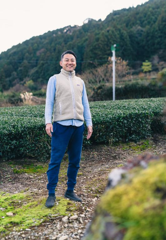 茶畑に立つ松永浩二2020